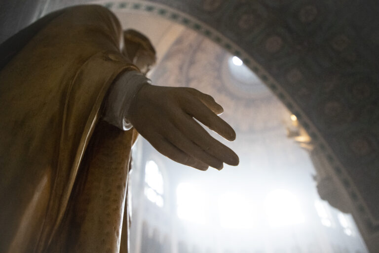 Statue du christ dans l'église saint-bernhard