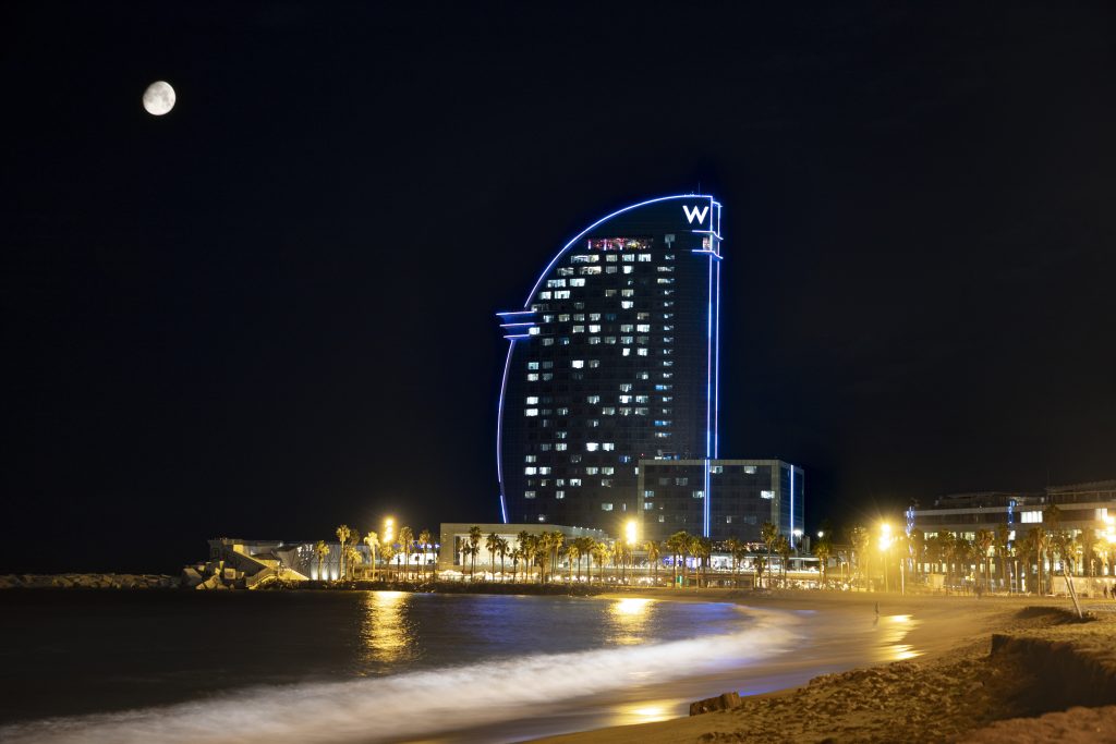 Vu depuis la plage du W hotel de luxe à Barcelone