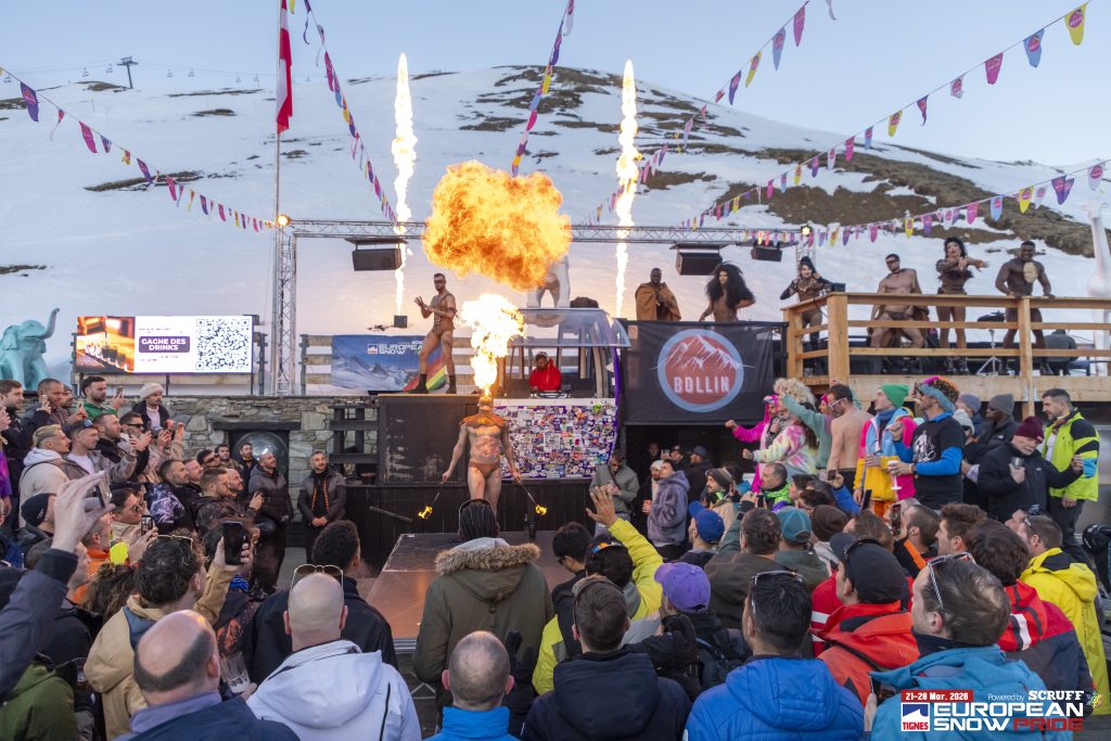 photo d'un cracheur de feu pendant un after ski lors de la european snow pride 2026